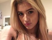 Samotna w wielkim łóżku